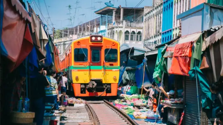 ตลาดรถไฟแม่กลอง