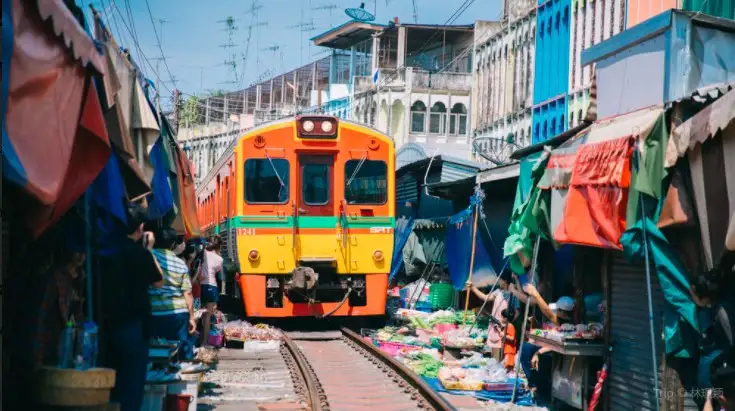 ตลาดรถไฟแม่กลอง