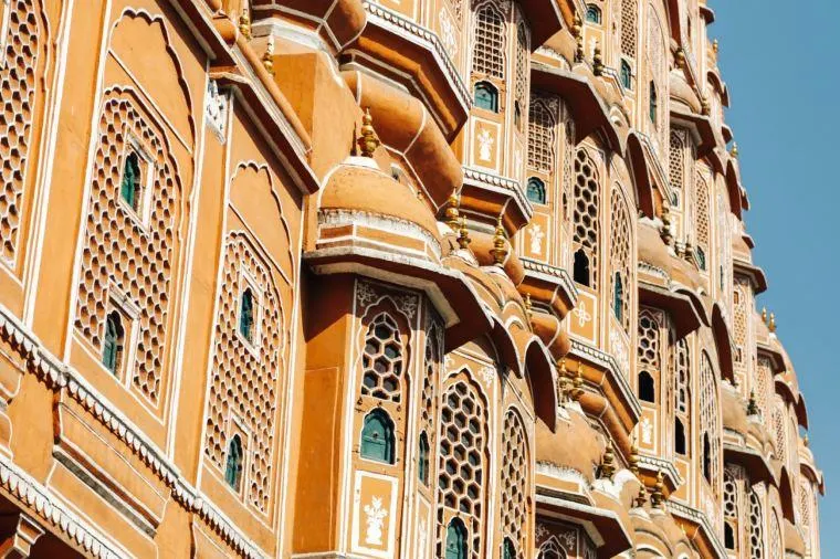 หน้าต่างลายฉลุประดับกระจกสี