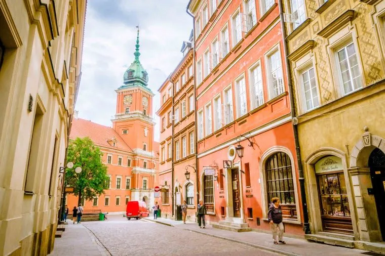 ポーランド旅行の航空券費用