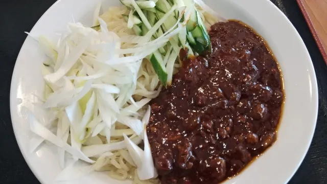 ジャージャー麺