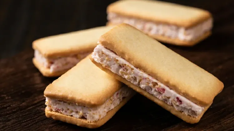 ジャージーミルク&ラズベリー エアインチョコサンドクッキー