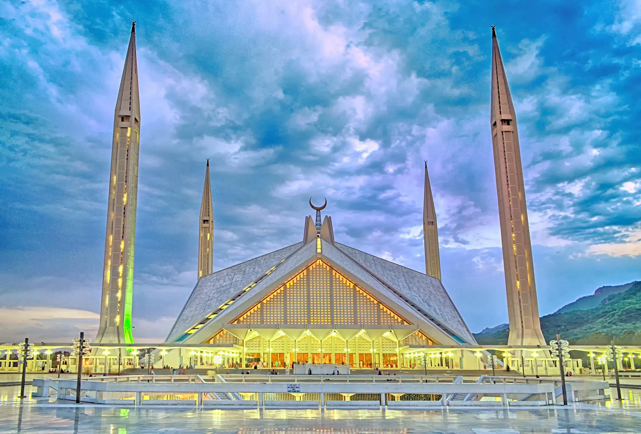 Book Cheap Flights from London to Islamabad and Save Money