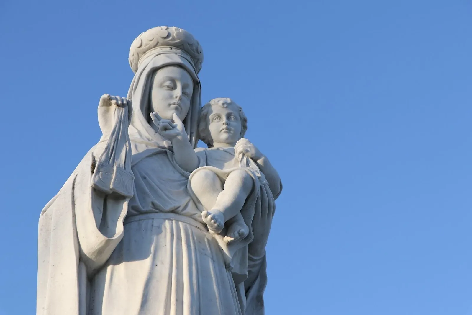 Marie tenant Jésus