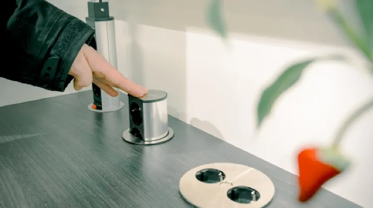 日本の電化製品はフランスで使うには変圧器が必要？