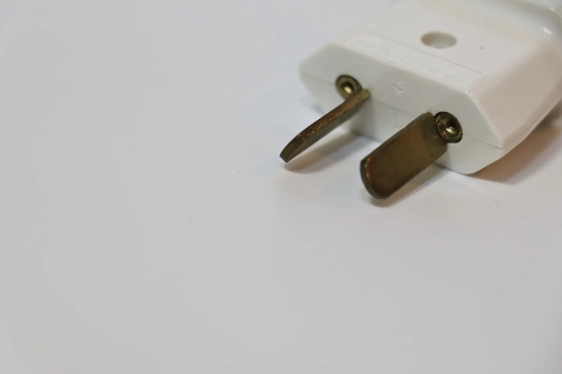 ニュージーランドでは変換プラグが必ず必要