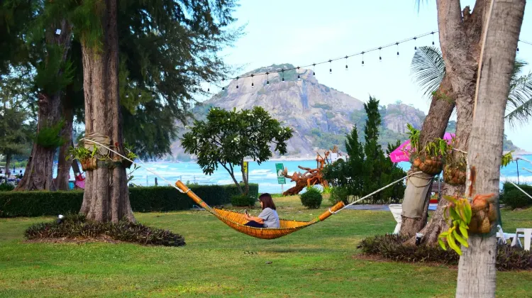 สวนพร้อมวิวทะเลของซีไพน์ บีช กอล์ฟ แอนด์ รีสอร์ท หัวหินและสนามกอล์ฟ