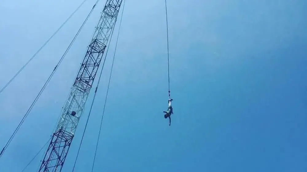 แท่นกระโดดบันจี้จั๊มพ์สูง 60 เมตร