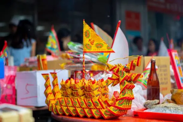 中元普渡,Chinese Traditions, Religious Customs, Zhongyuan Purdue, Chinese Ghost Festival, Dragon Boat with Paper for Sacrificial Ceremony stock photo