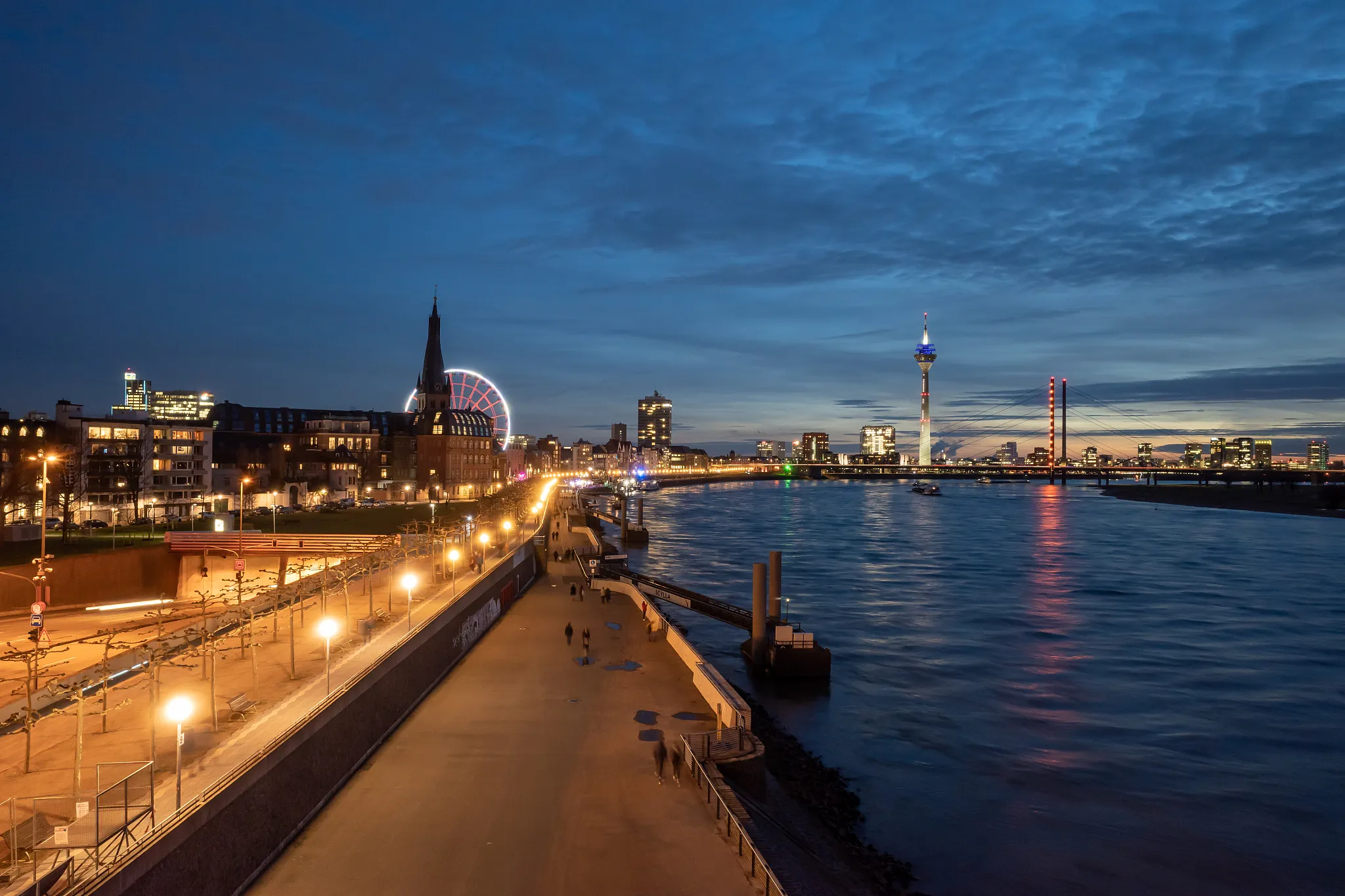 Rhine embankment promenade in Düsseldorf