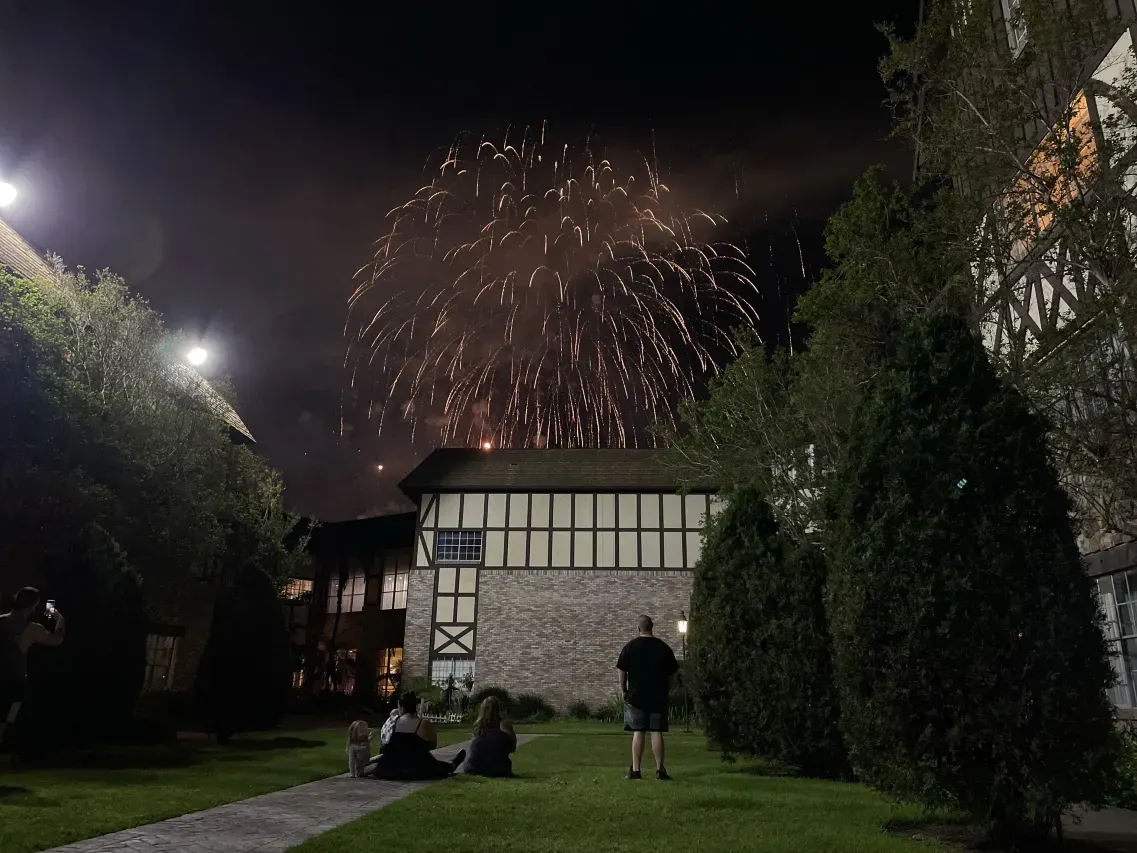 Back yard - Hotel near Disneyland with Shuttle