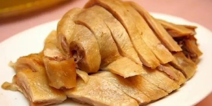 1. Nanjing Salted Duck (盐水鸭)