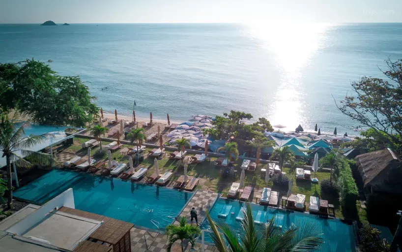 วิวทะเลที่สวยงามจากสระว่ายน้ำของโรงแรมเสน่ห์ บีช หัวหิน