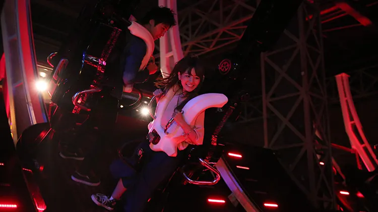 絶叫アトラクションでスリル満点の体験を楽しむ