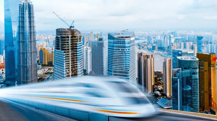 上海浦東の高層ビル群を背景に走るリニアモーターカー（上海トランスラピッド）