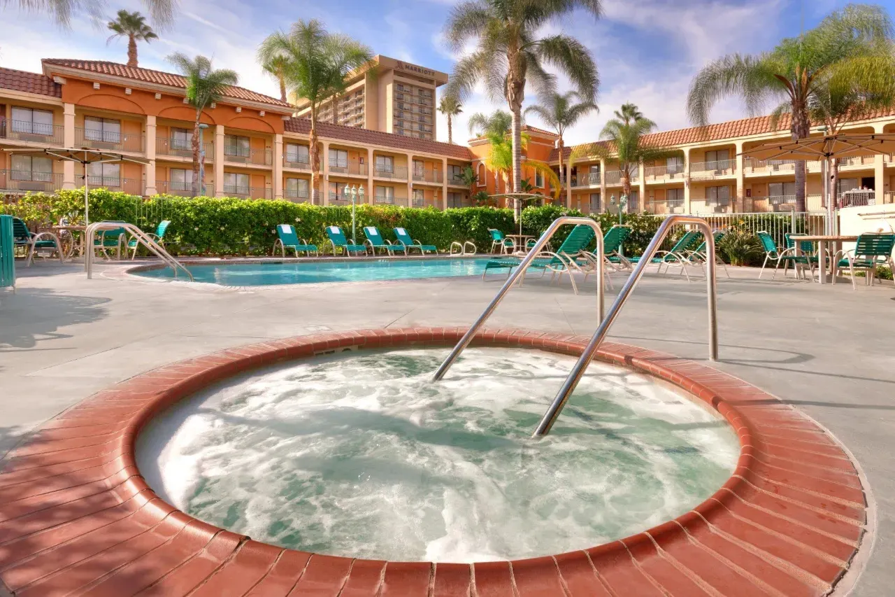 Outdoor pool - Hotel near Disneyland with Shuttle
