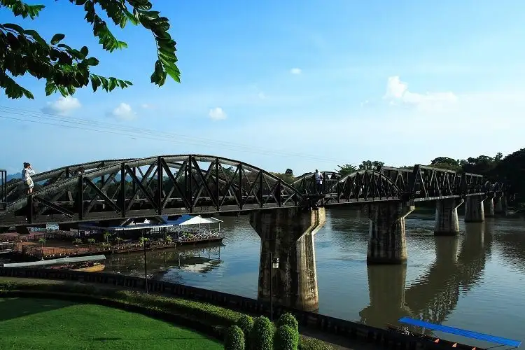 สะพานข้ามแม่น้ำแคว  -   สถานที่เที่ยวกาญจนบุรี