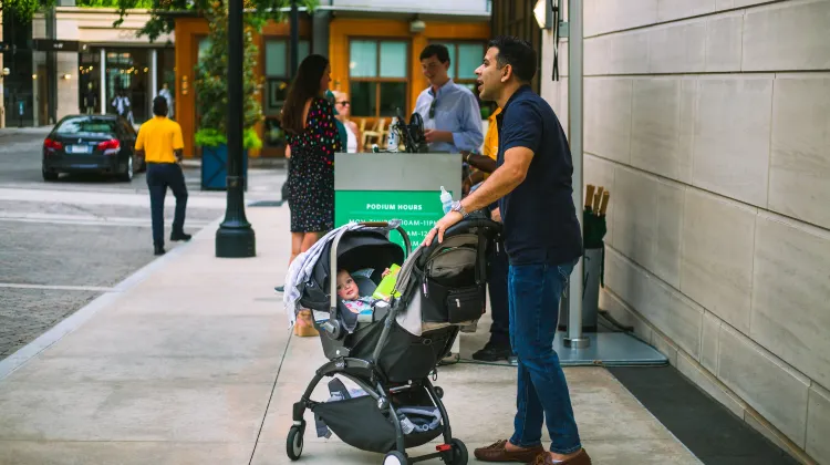 飛行機にベビーカーは預けるときはサイズを確認しよう
