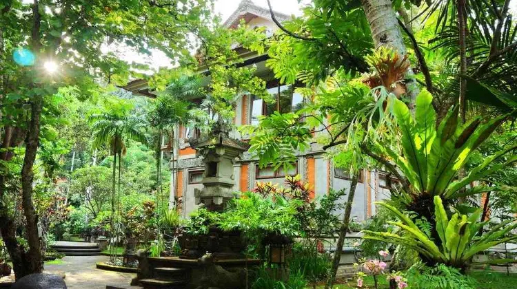 Tempat Wisata di Ubud-Agung Rai Museum of Art