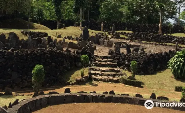 Wisata Kuningan - Taman Purbakala Cipari