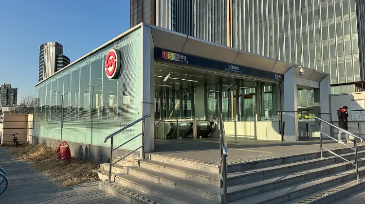 上海南駅の地下鉄出入口。ガラス張りの建物とエスカレーターが見える近代的な駅構造。