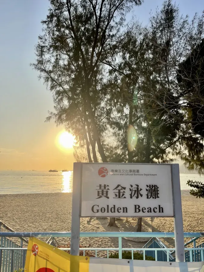 黃金泳灘海岸綫長，沿岸可以從加多利灣泳灘走到金海豚廣場