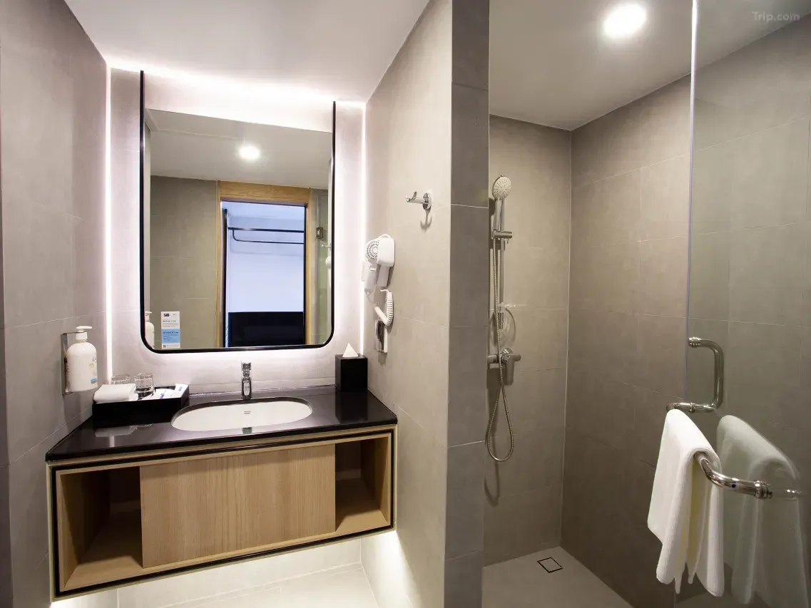 Holiday Inn Express & Suites Bangkok Central Pier
