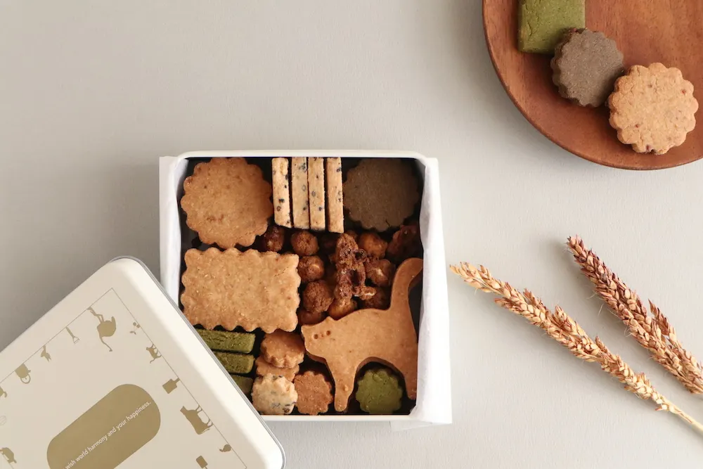 はれもけも「猫のおさんぽクッキー缶」