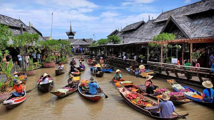 At Pattaya Floating Market, visitors can hop on board traditional Thai rowing boats to view the market on the waters.