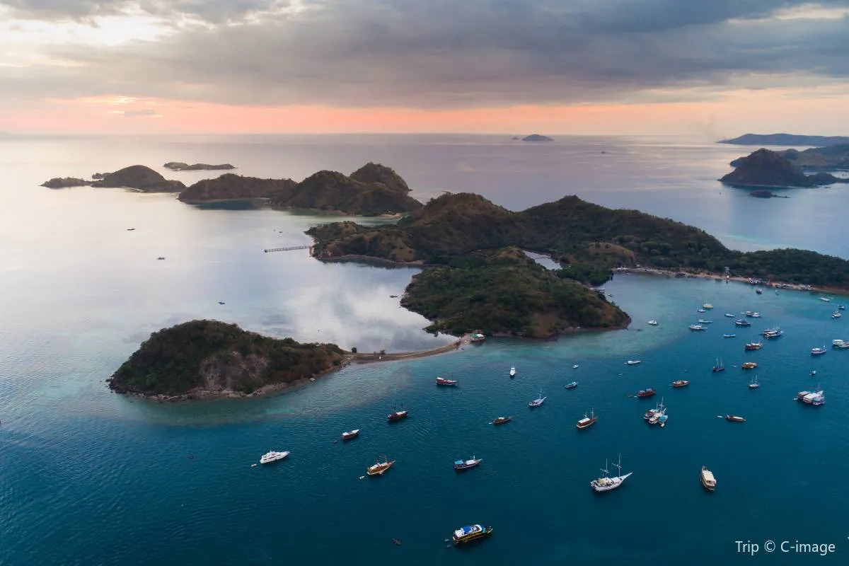 Tempat Wisata di Indonesia-Pulau Komodo