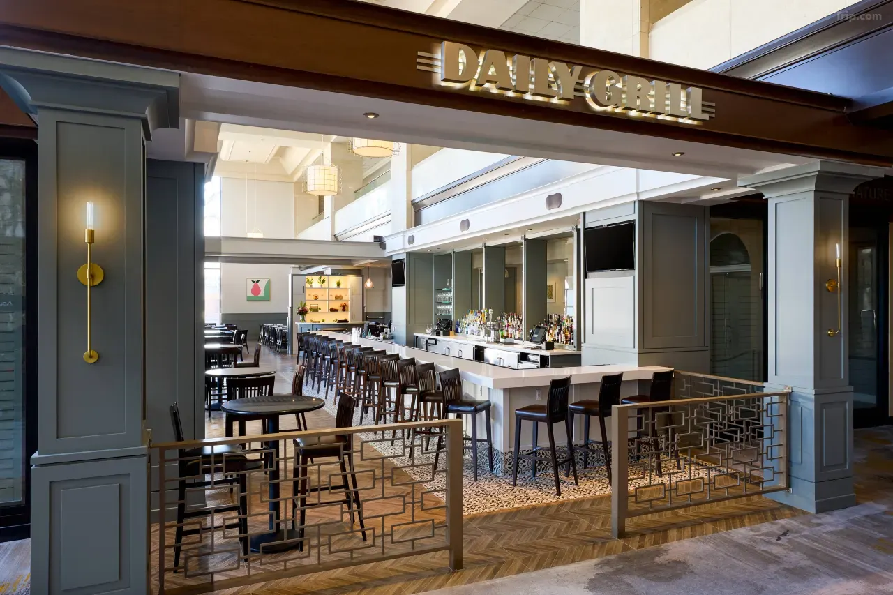 Dining area - Hotels near LAX with Shuttle