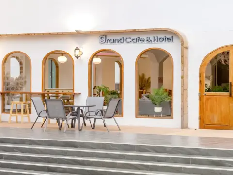 โรงแรมแกรนด์สัตหีบ - หาดนางรํา ที่พัก ติดทะเล