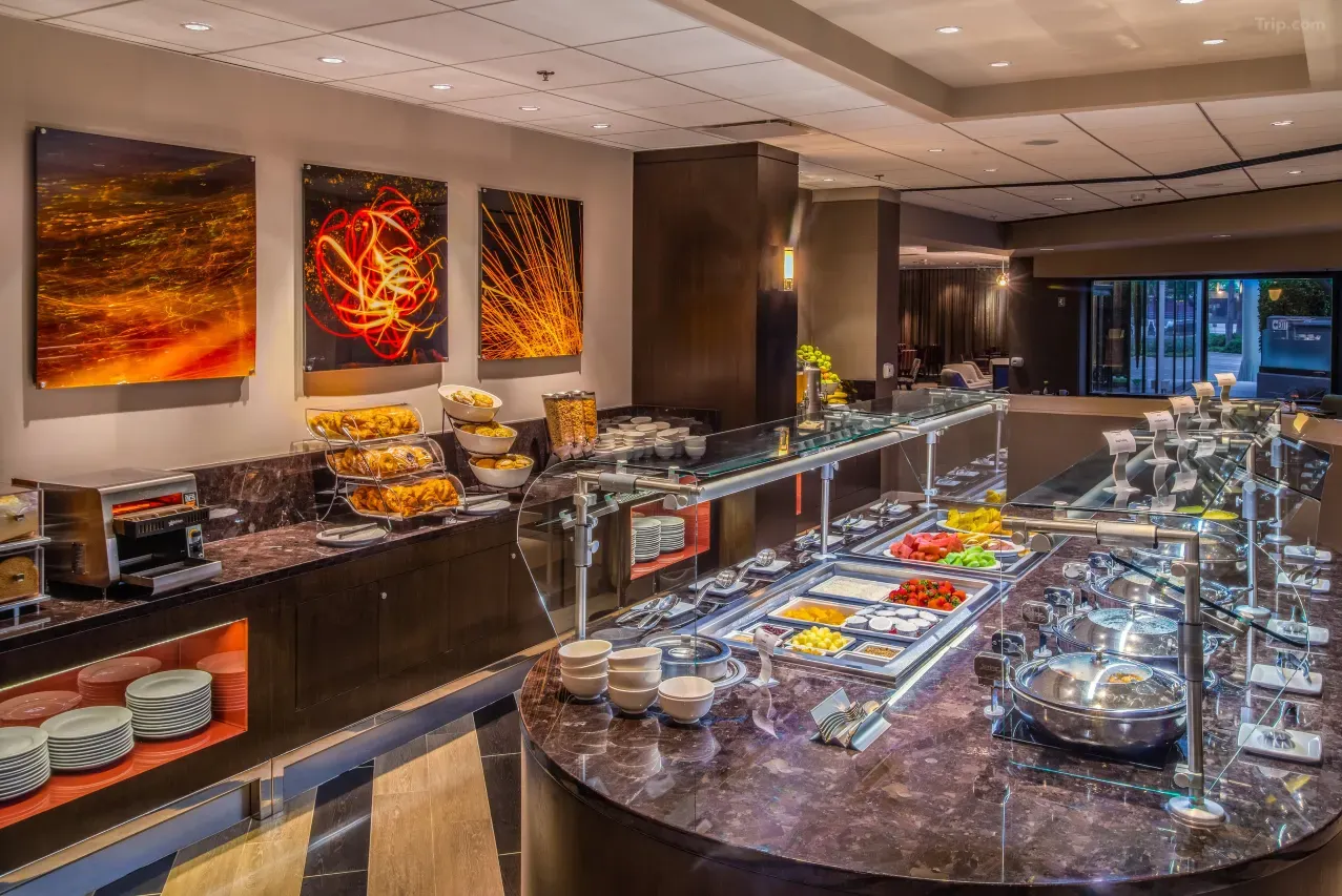 Dining area - Hotels near LAX with Shuttle