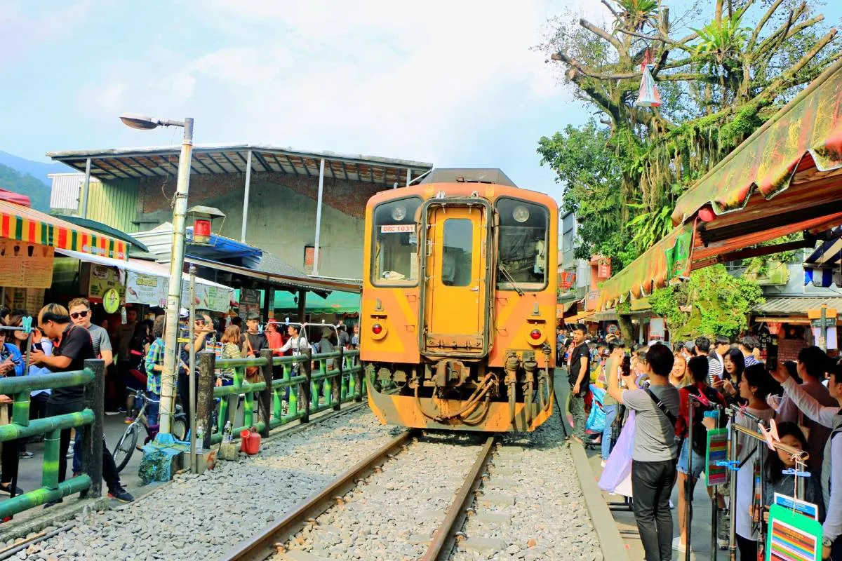 十分車站鐵道與老街結合在一起