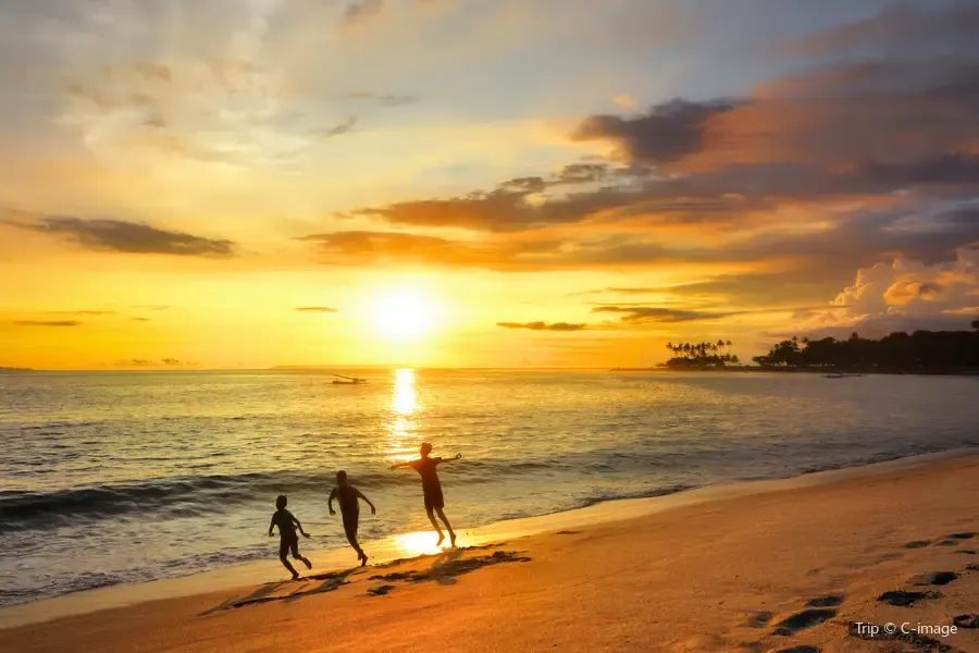 Things to do in Lombok: Senggigi Beach