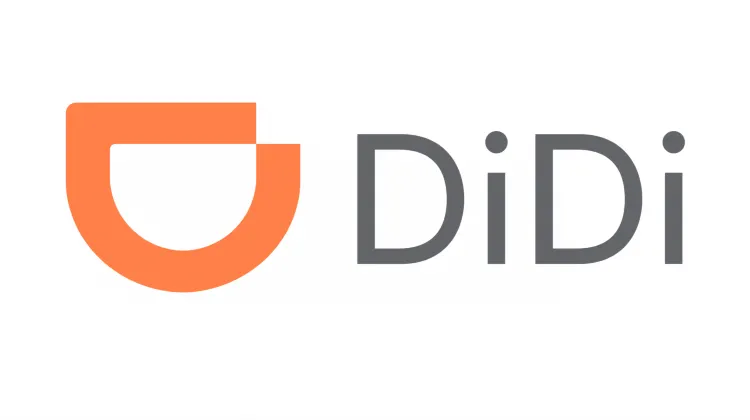 中国の配車サービス「DiDi（ディディ）」の公式ロゴ。オレンジ色のシンボルマークと英字ロゴが並ぶデザイン。