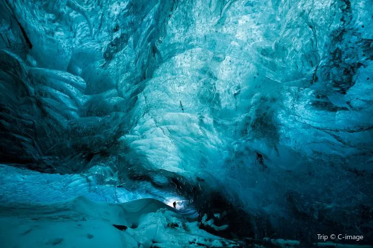 How much does it cost for hotels when traveling to Iceland?