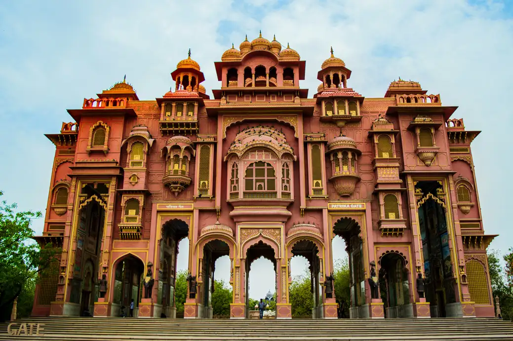 Majestic pink arches of Jaipur. Source: Satyam Bhardwaj / unsplash