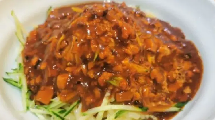 Zha Jiang Mian (Fried Sauce Noodles) (炸酱面)