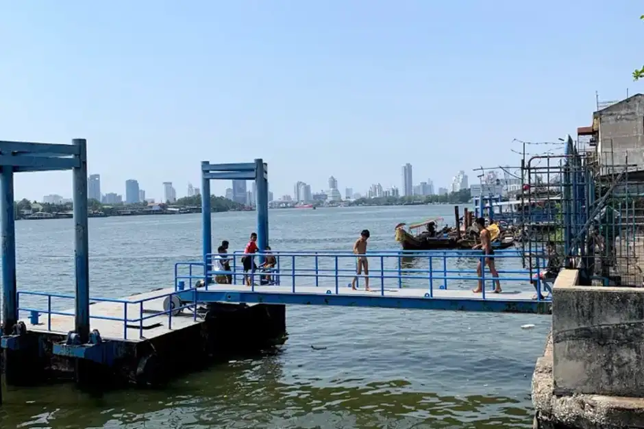 На пароме в Банг Крачао