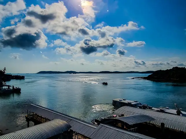  Blue skies, blue seas, beautiful Batam. Source: Hortanto Kosasih / unsplash