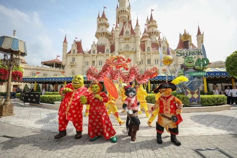 ตัวละครจาก Shrek ในชุดตรุษจีน