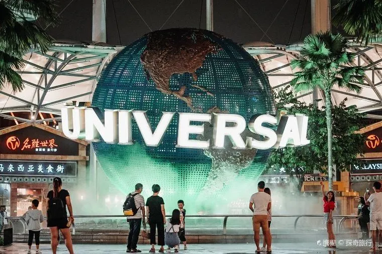 บรรยากาศทางเข้า Universal Studios Singapore ตอนกลางคืน