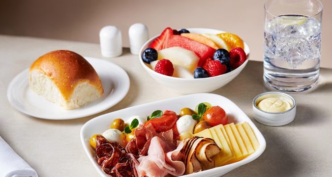 エミレーツ航空の路線によって機内食は違う？
