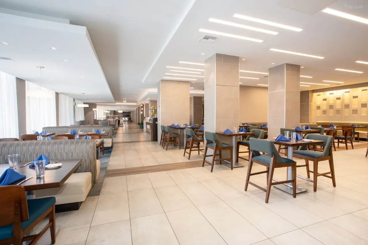 Dining area - Hotels near LAX with Shuttle