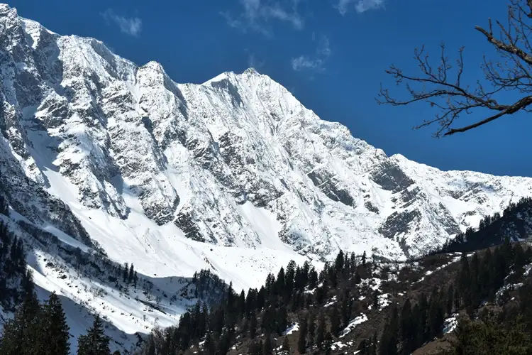 Source: Alik Ghosh/ unsplash  Enjoy a snowy honeymoon at Solang Valley in the Himachal Pradesh state