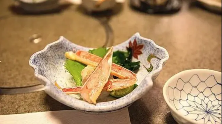 Kinryu Ramen Honten presents bowls of delicious ramen for just JPY 600 (USD 4.4) 24 hours daily.