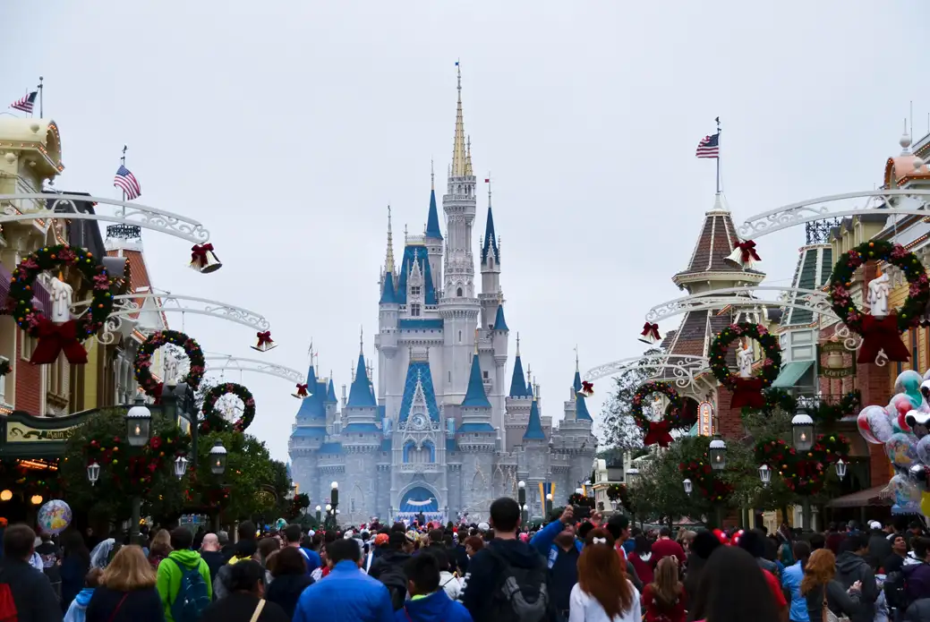 Crowds return to Disney World – they all made their reservations! Source: Jocelyn Hsu / unsplash