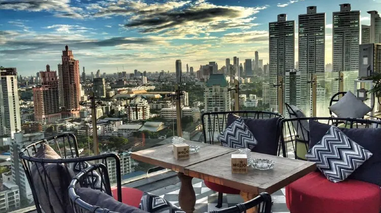 Mojjo Rooftop Lounge Bar / ชั้น 32 The Skyview Hotel