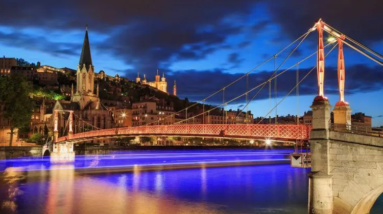 Une rue la nuit dans le vieux Lyon.